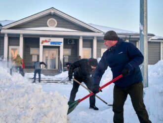В Кузбассе ветераны СВО помогают семьям боевых товарищей в борьбе со снегом