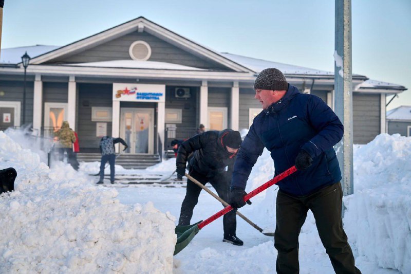 В Кузбассе ветераны СВО помогают семьям боевых товарищей в борьбе со снегом
