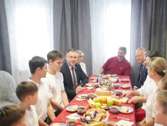 Губернатор Кузбасса навестил многодетную семью в Осинниках