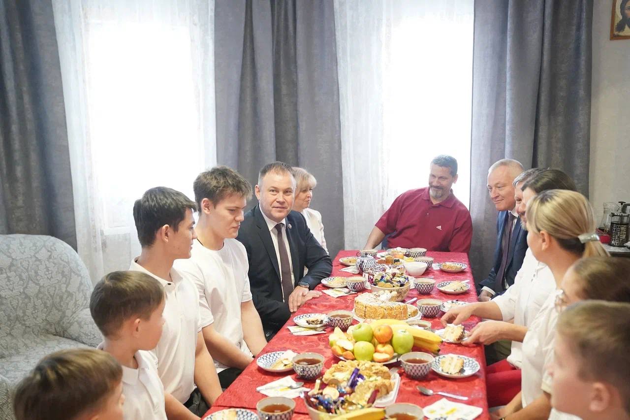 Губернатор Кузбасса навестил многодетную семью в Осинниках