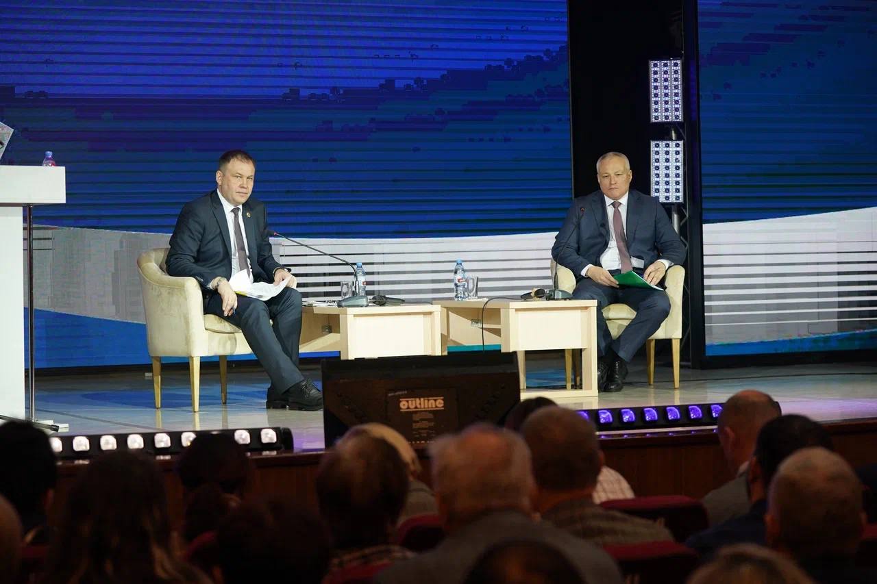 Илья Середюк обсудил с жителями и новым мэром Осинников самые острые вопросы