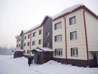 Новый дом для сирот и переселенцев из бараков в Осинниках заселят в феврале