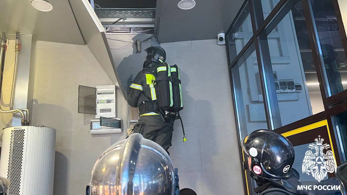 В Кемерове из-за пожара в торговом центре эвакуировали 120 человек