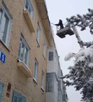 В Белове за неделю от снега и сосулек очистили более 80 крыш