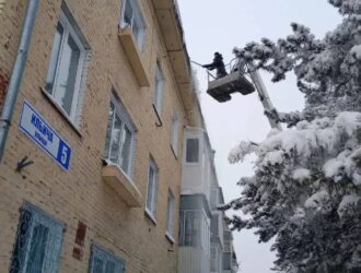 В Белове за неделю от снега и сосулек очистили более 80 крыш