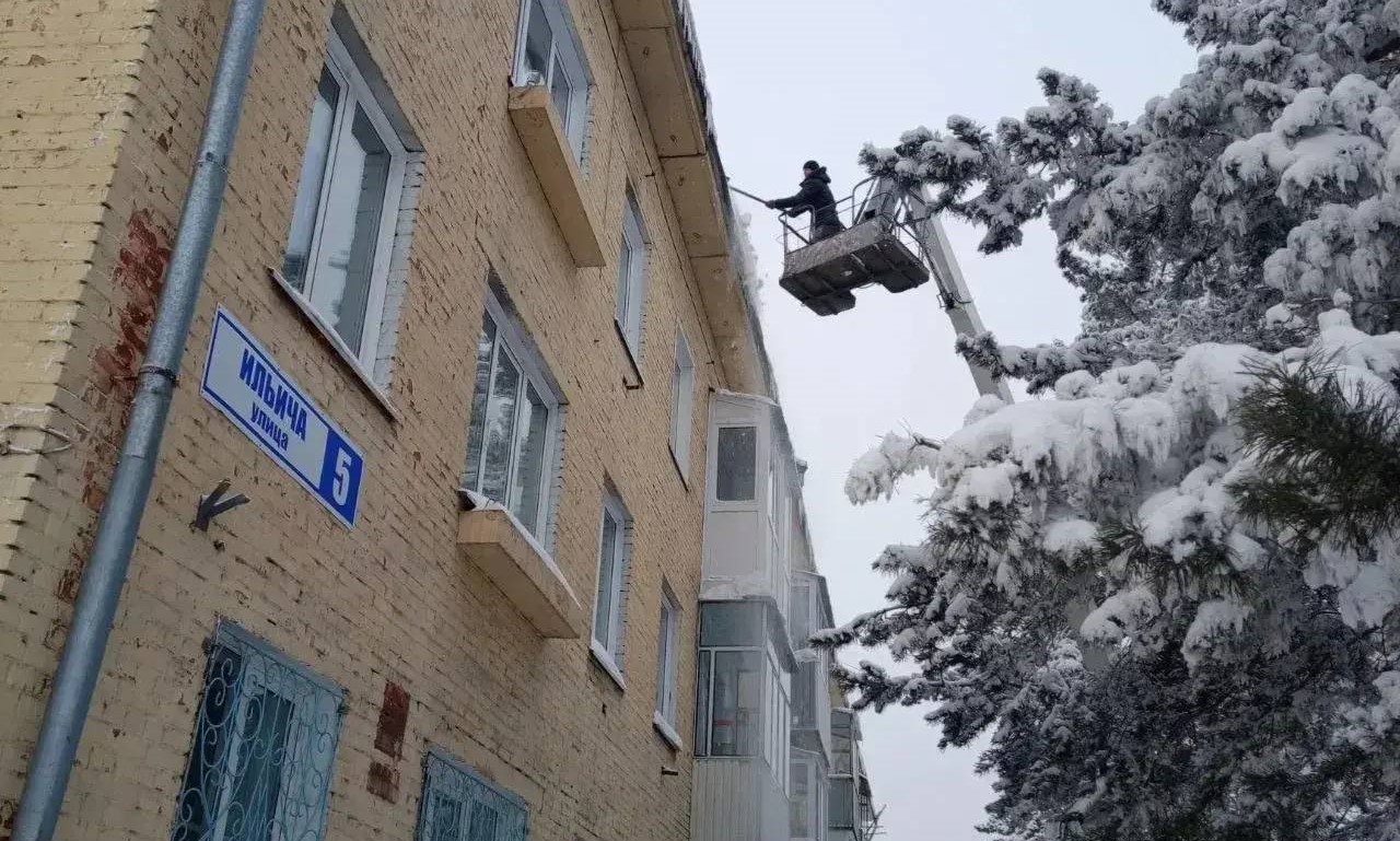 В Белове за неделю от снега и сосулек очистили более 80 крыш