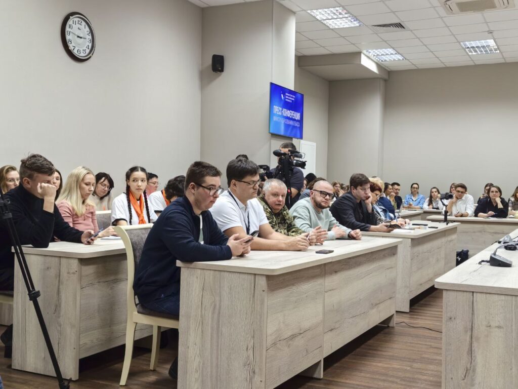 Студенты-учителя и совмещение: как в Кузбассе справляются с дефицитом педагогов