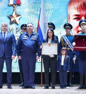 В Кузбассе семье не вернувшегося с СВО десантника вручили медаль Героя России