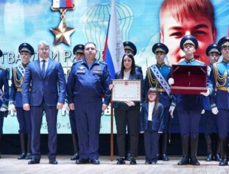 В Кузбассе семье не вернувшегося с СВО десантника вручили медаль Героя России