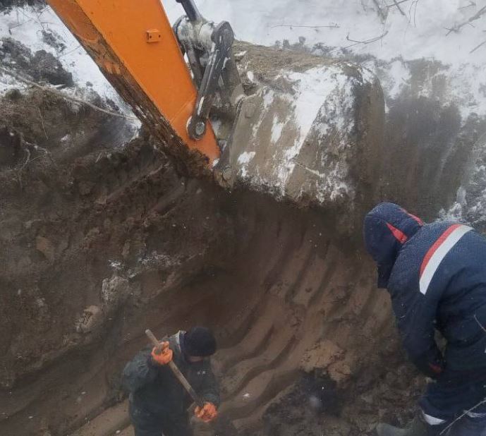 В поселке Анжеро-Судженска аварийные бригады устраняют порывы на сетях