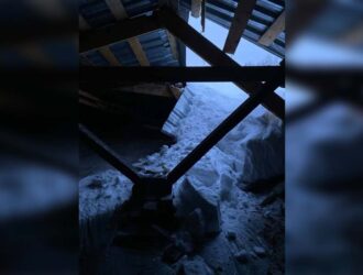 В Ленинске-Кузнецком из-за снега обвалилась крыша