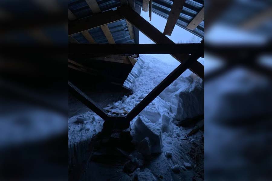 В Ленинске-Кузнецком из-за снега обвалилась крыша