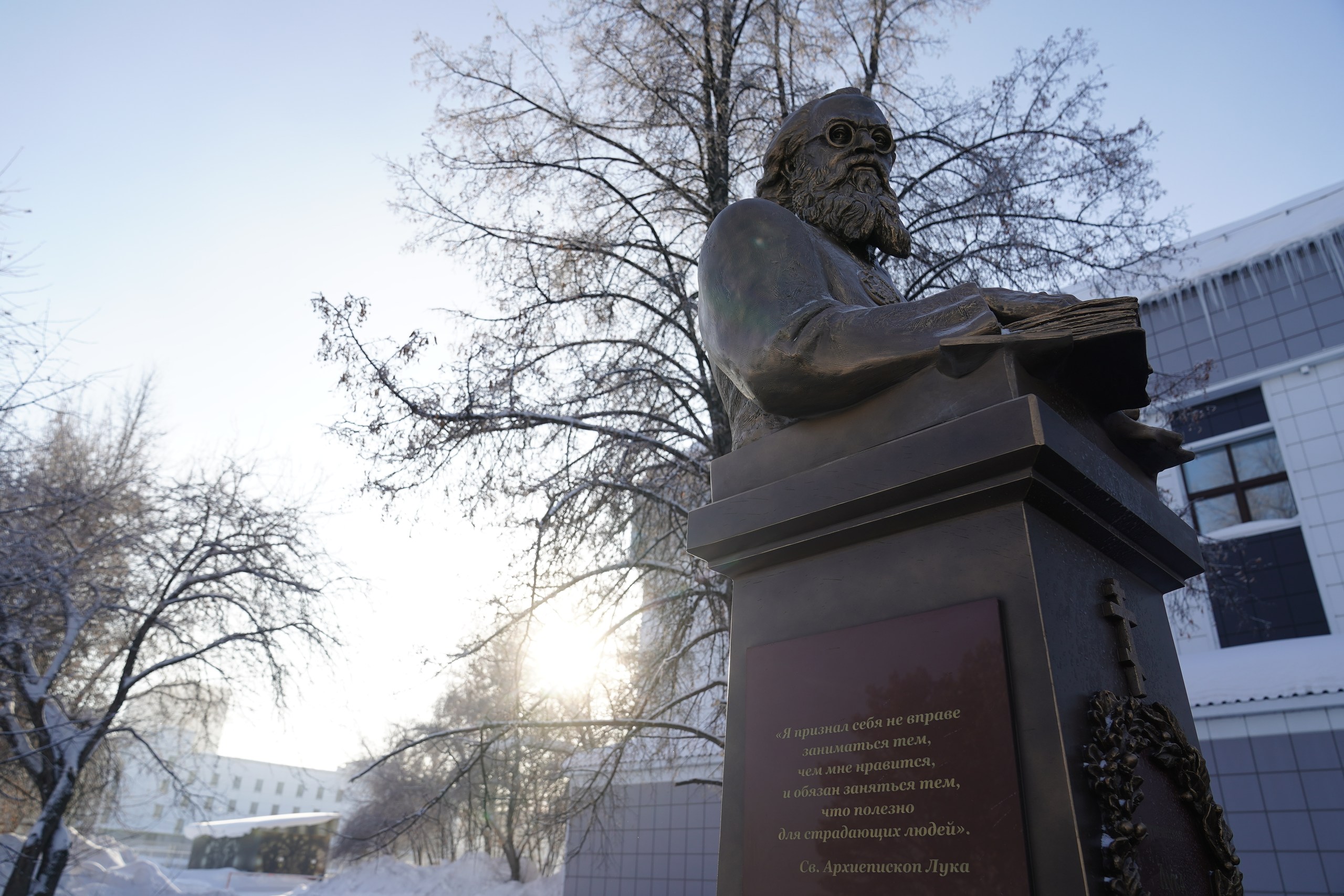 В Кемерове установили бюст выдающегося медика-священнослужителя Луки Крымского