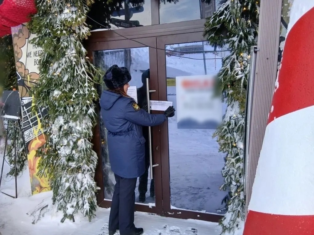 У 23 работников кафе «Грелка» в Шерешеге не было разрешения на работу в общепите