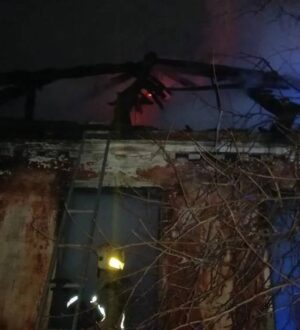 В Прокопьевске выясняют причины ночного пожара в частном доме