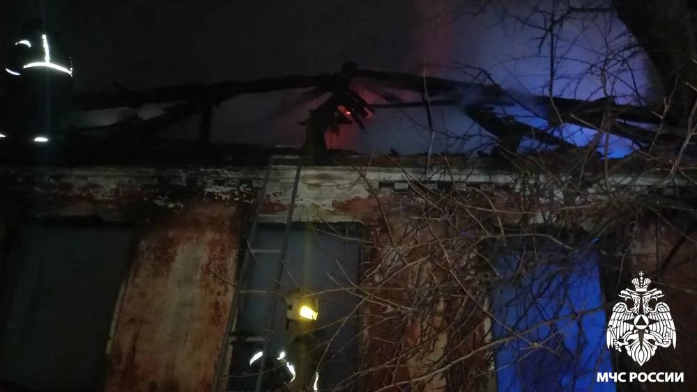 В Прокопьевске выясняют причины ночного пожара в частном доме