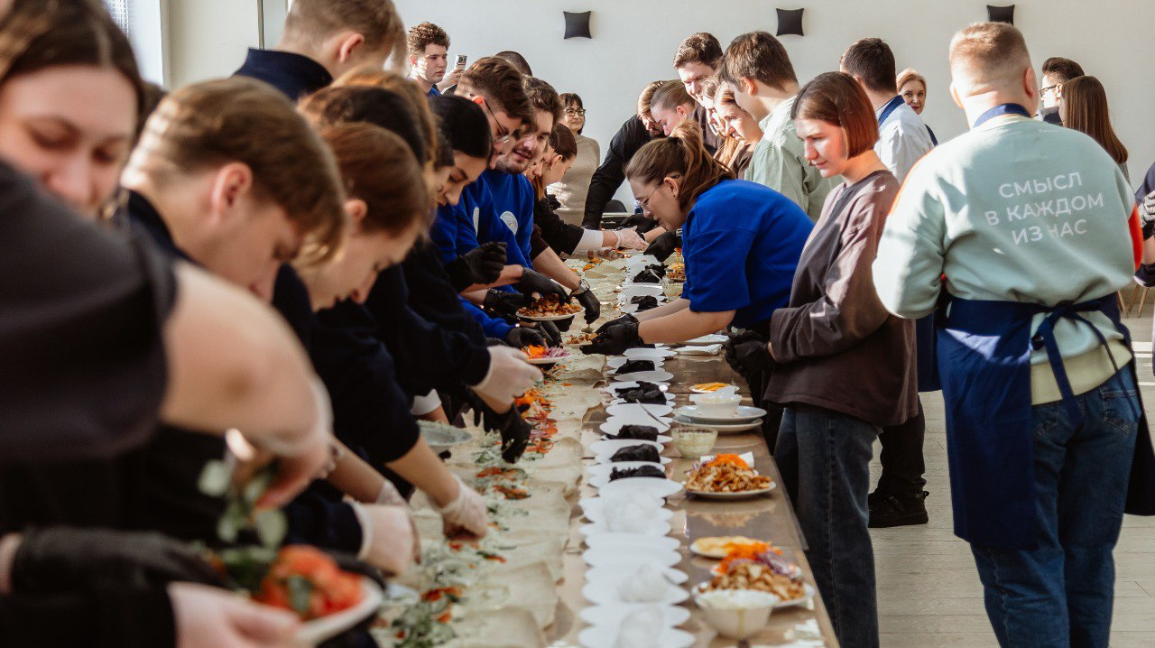 В Кузбассе студенты приготовили двадцатиметровую шаурму ко Дню студенчества