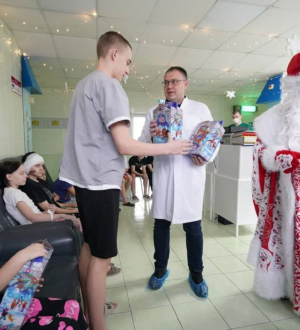 Губернатор Кузбасса поздравил пациентов детской областной больницы с Новым годом