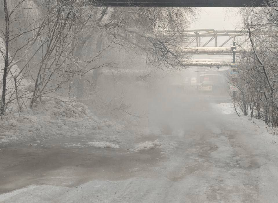 В Новокузнецке прорвало трубу с холодной водой