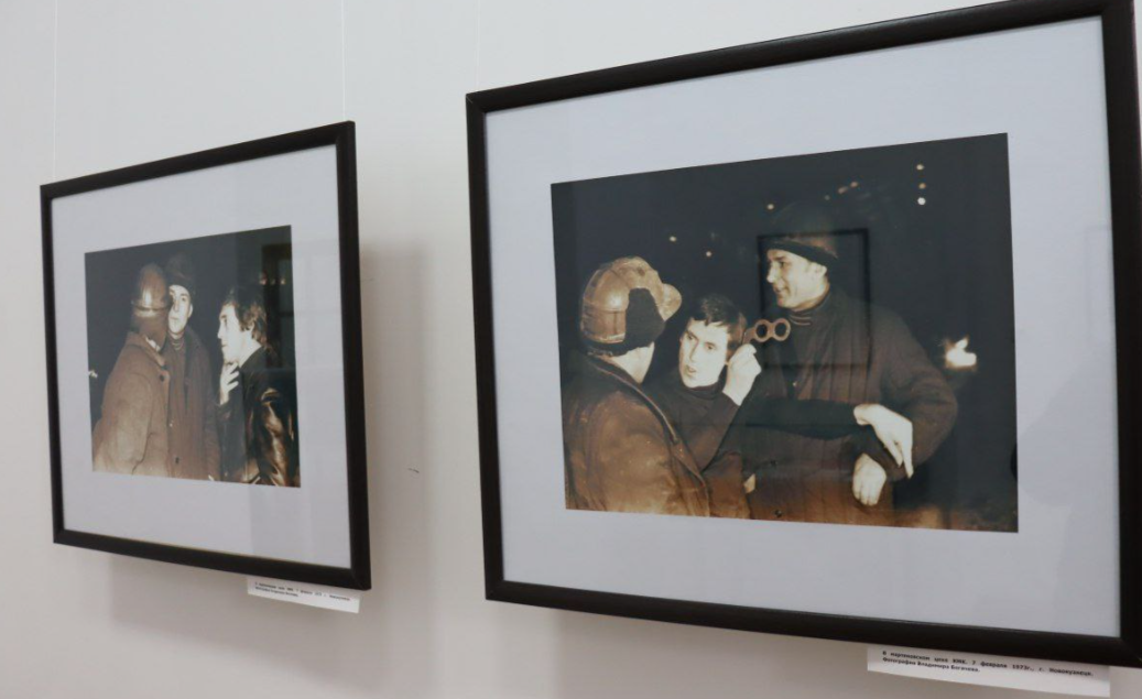 В Новокузнецке к 88-летию со дня рождения Высоцкого открылась выставка фотографий Владимира Богачева