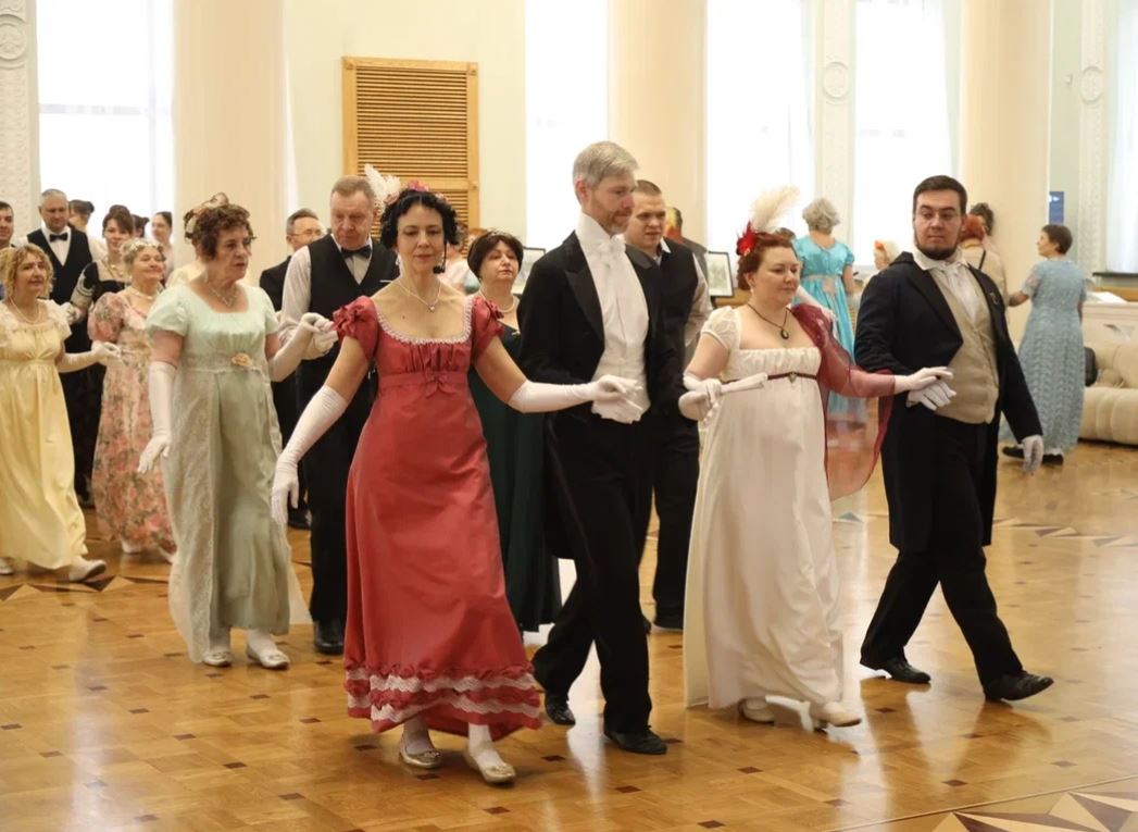 Ощутили атмосферу эпохи ампир: в Новокузнецке состоялся Кутузовский бал