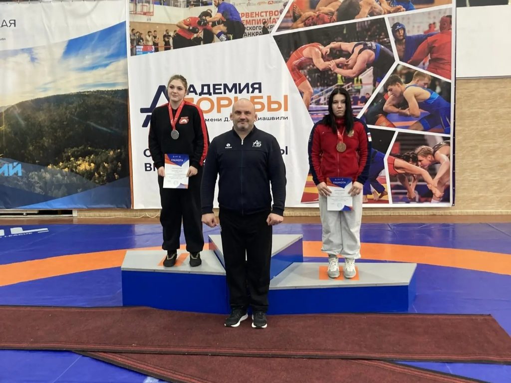 Больше 10 медалей завоевали кузбасские борцы на первенстве Сибири