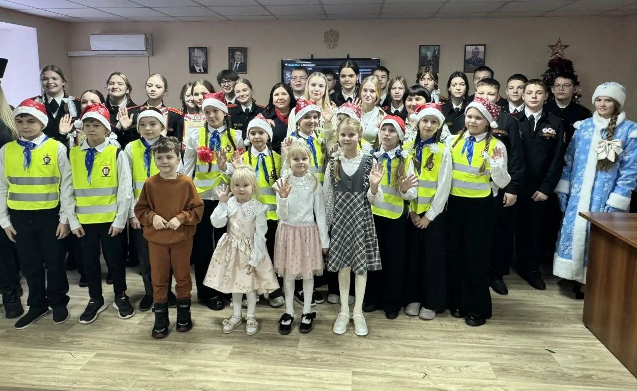 Полицейские Мариинска поздравили кадетов с Новым годом