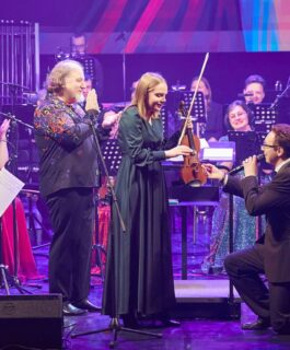 Солист Филармонии Кузбасса сделал предложение скрипачке на сцене во время концерта