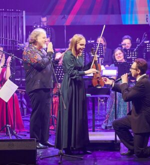 Солист Филармонии Кузбасса сделал предложение скрипачке на сцене во время концерта