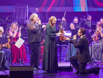 Солист Филармонии Кузбасса сделал предложение скрипачке на сцене во время концерта