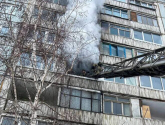 Восемь расчетов тушили пожар в кемеровской многоэтажке