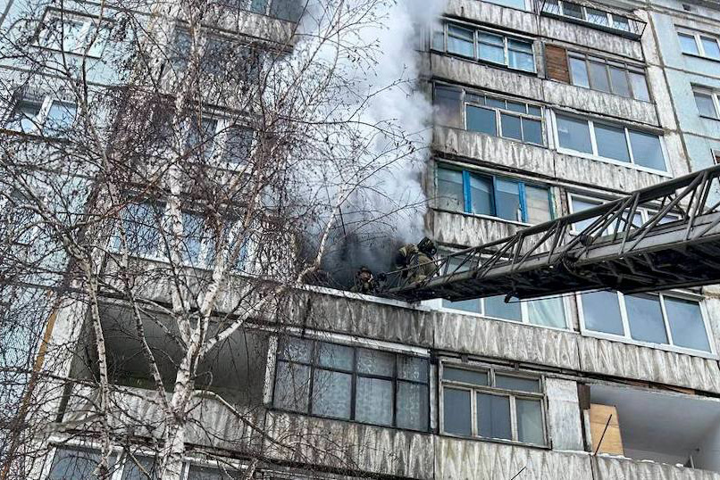 Восемь расчетов тушили пожар в кемеровской многоэтажке