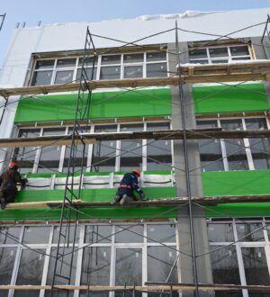 Мэр Белова пообещал горожанке завершить ремонт школы №24 к новому учебному году