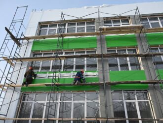 Мэр Белова пообещал горожанке завершить ремонт школы №24 к новому учебному году