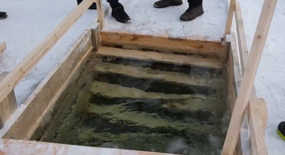 В Междуреченске крещенская купель экстренно переехала на новое место