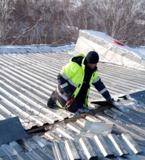 В Ленинске-Кузнецком разбирают просевшую под тяжестью снега крышу жилого дома