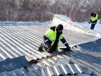 В Ленинске-Кузнецком разбирают просевшую под тяжестью снега крышу жилого дома