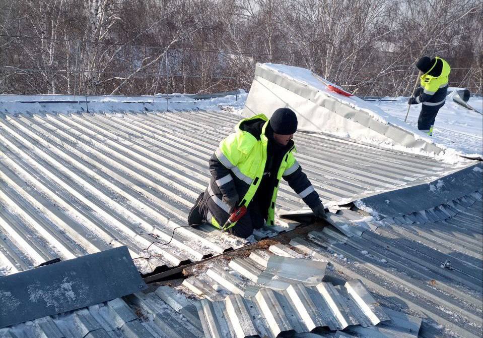 В Ленинске-Кузнецком разбирают просевшую под тяжестью снега крышу жилого дома