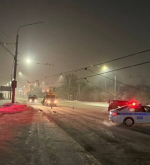 В Новокузнецке грузовик повредил троллейбусные провода