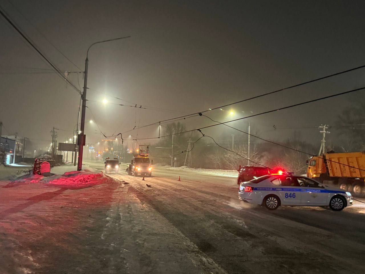 В Новокузнецке грузовик повредил троллейбусные провода