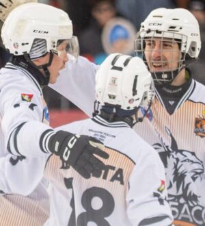 Схватка в пурге: хоккейный «Кузбасс» одержал трудную победу над аутсайдером