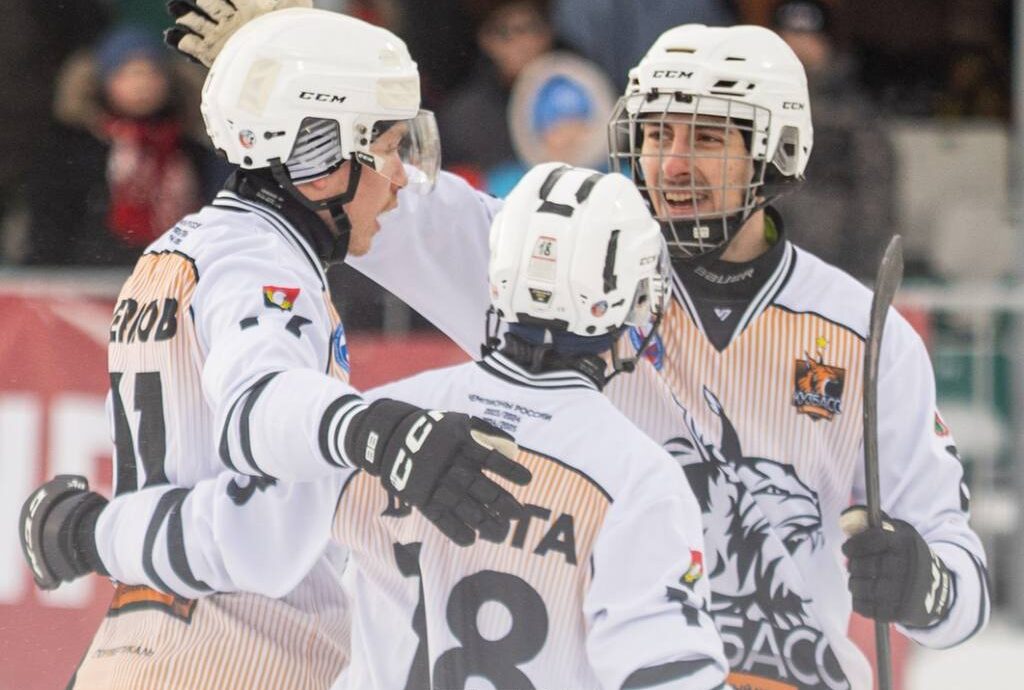 Схватка в пурге: хоккейный «Кузбасс» одержал трудную победу над аутсайдером