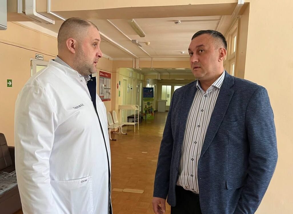 Министр здравоохранения Кузбасса проехал с проверками по больницам Юрги.
