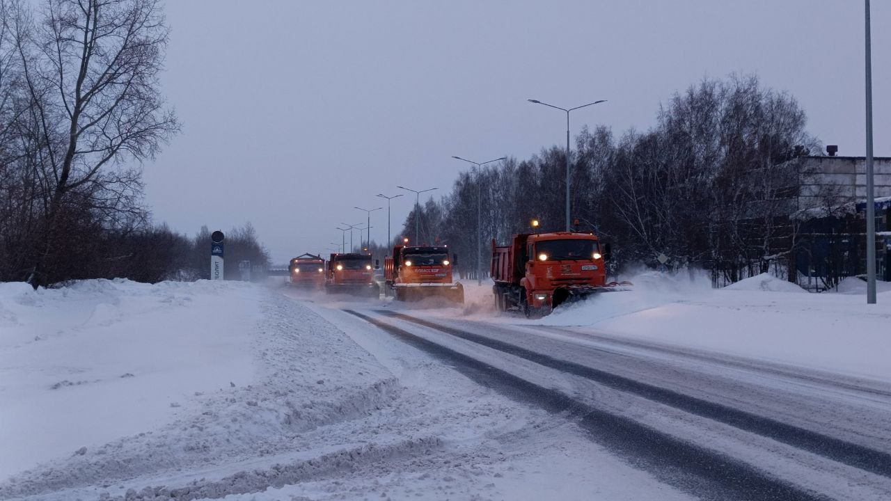 В Кемерове дорожники устраняют последствия мощного снегопада