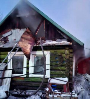 Жилой дом загорелся в Прокопьевске