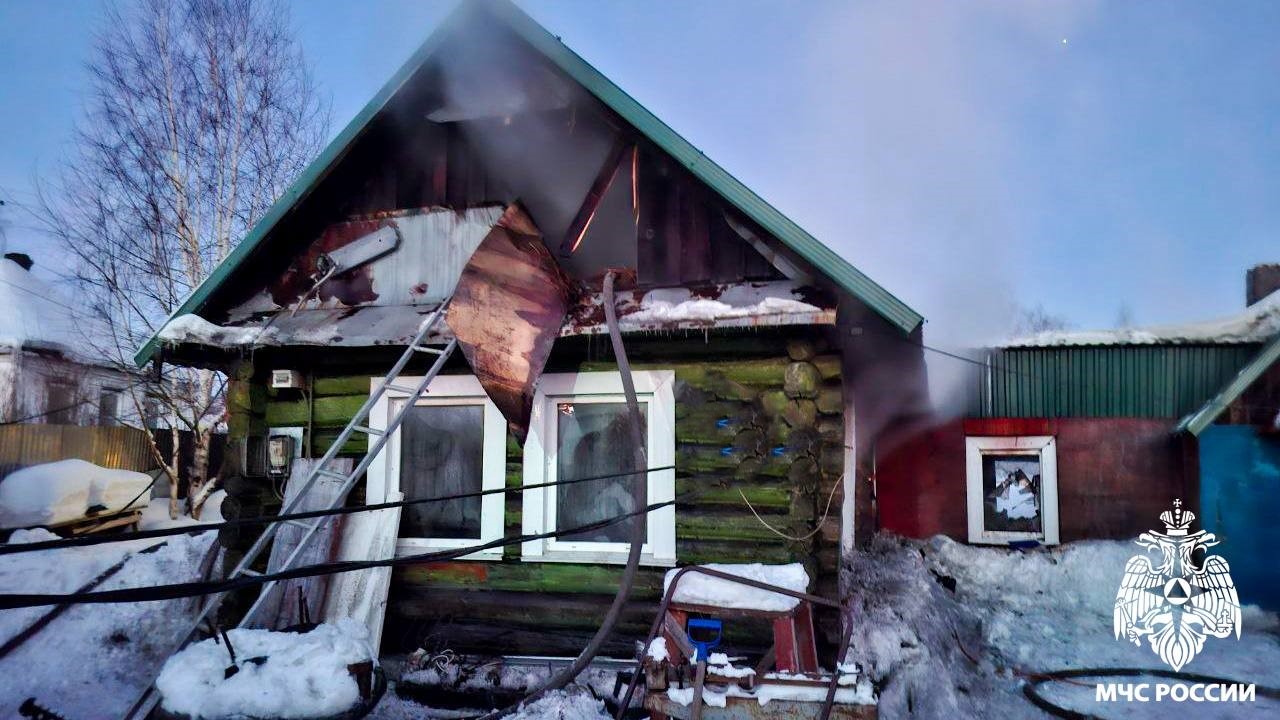 Жилой дом загорелся в Прокопьевске