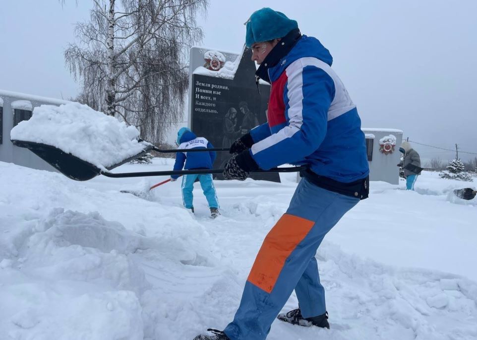 В Новокузнецком округе с уборкой снега помогает «Снежный десант»