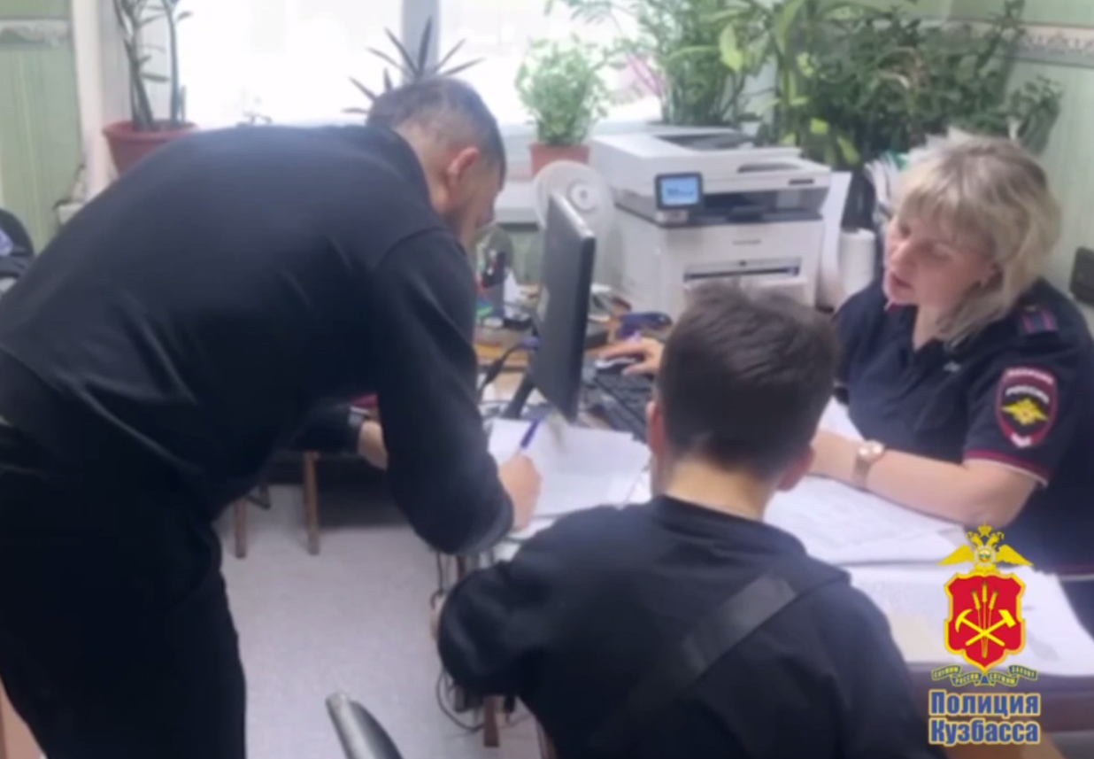 В Прокопьевске четвероклассник проехал за рулем отцовского кроссовера ради эффектного видео