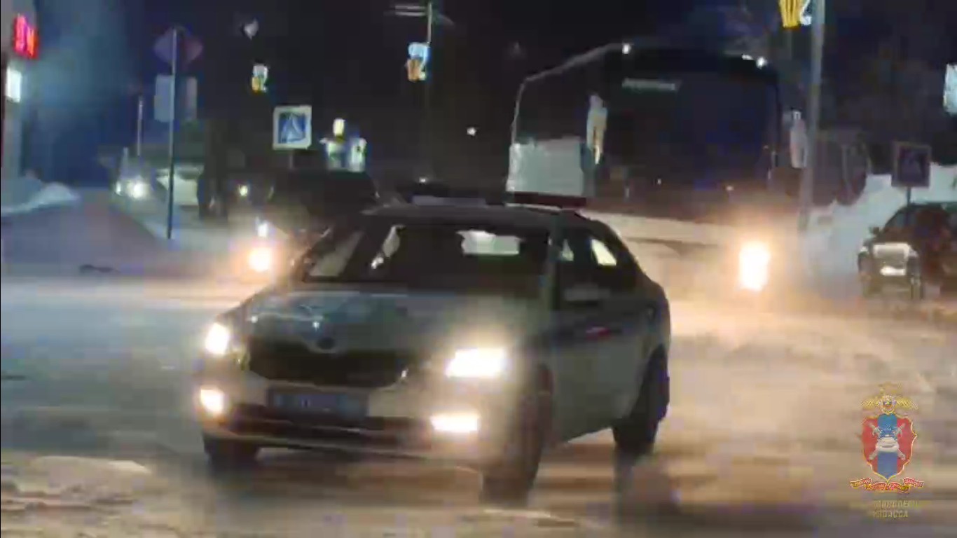 Сотрудники ГАИ Кузбасса помогли красноярским спортсменам добраться домой