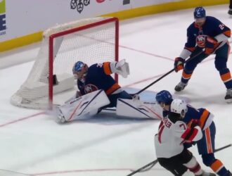 Илья Сорокин отметил возвращение на лед после травмы «сухарем» в матче НХЛ